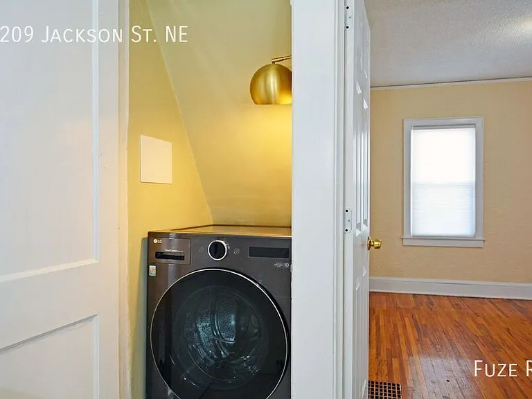 2209 Jackson St NE — Photo 10