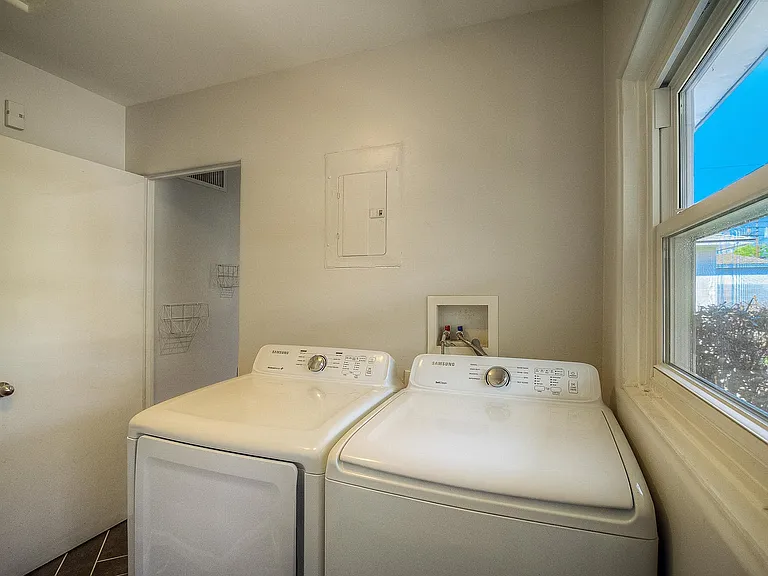 1526 W Windsor Ave — Photo 32