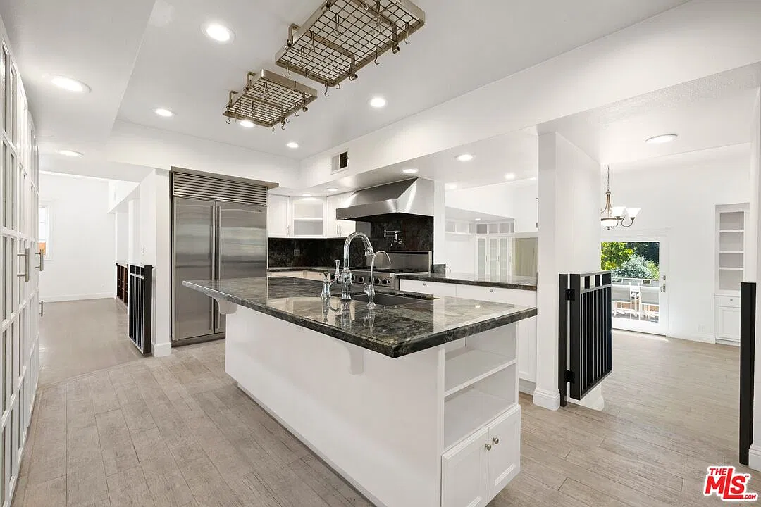 5 bed, 5.0 bath, 4206 sqft, $24,000 — Photo 3