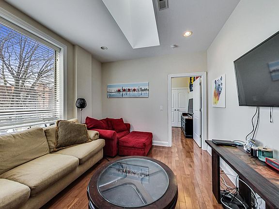 5th image of 2073 N Lincoln Ave #2C