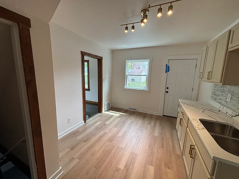 621 W 44th Pl — Photo 9