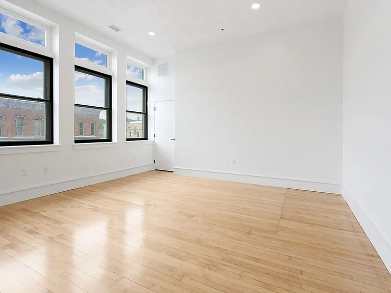 90 E Bremer Ave — Photo 12