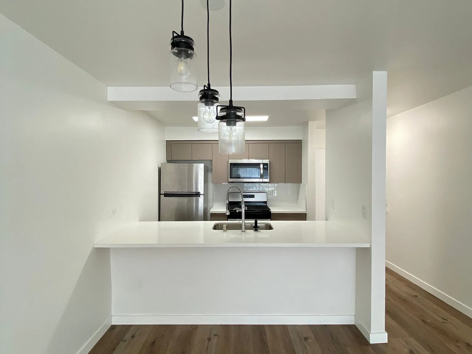 Amazing 1 Bedroom Available with Parking — Photo 1