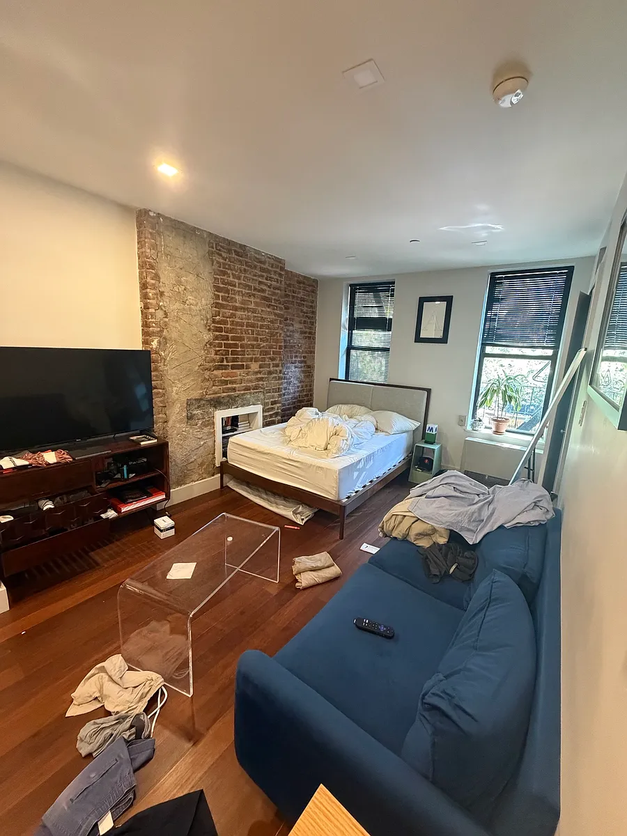 Building Photo - 516 E 6th St #2B