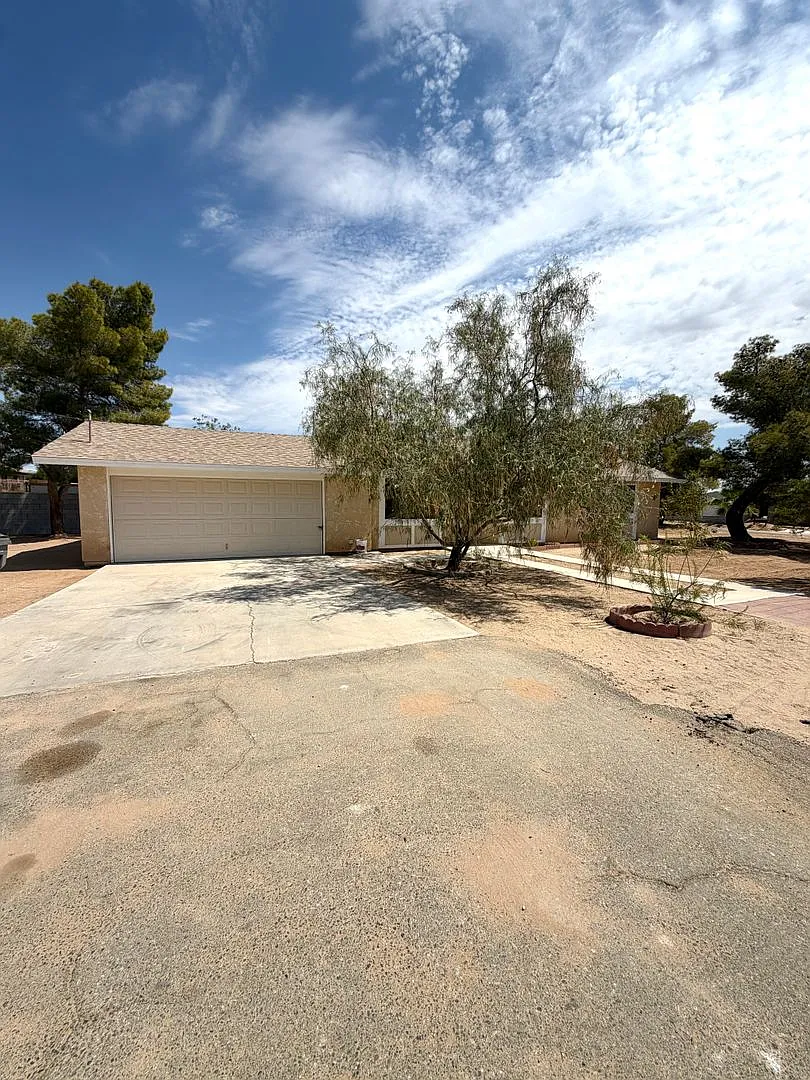 Inviting 3 Bedroom 2 Bathroom Home — Photo 2