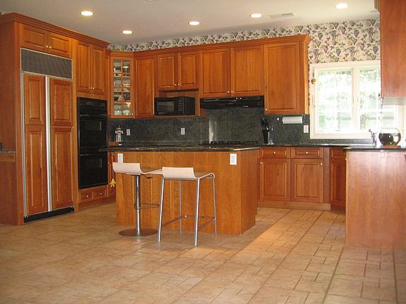 Modern Eat in Kitchen