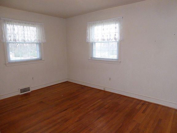 5th image of 64 Montrose Ave