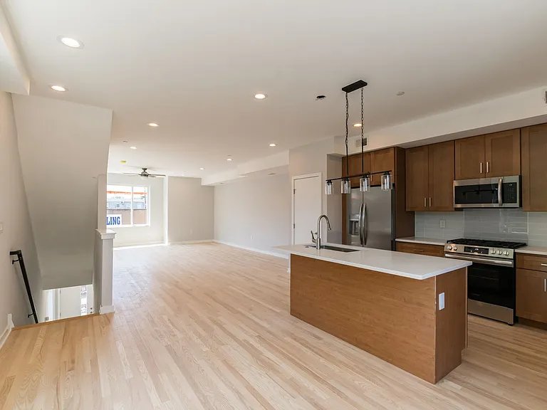 1351 S Myrtlewood St — Photo 2