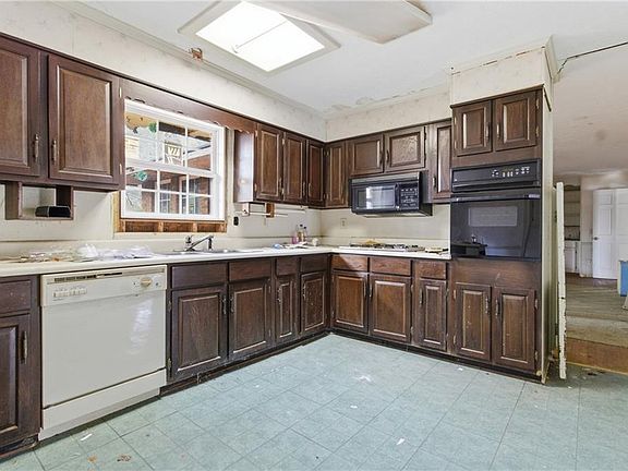 2nd image of 2282 Fairburn Rd