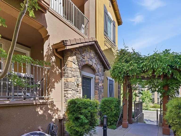 482 Tristania Ter — Photo 1