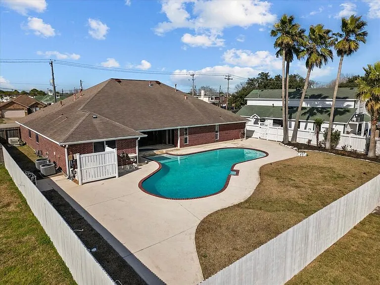 2421 Caroline St — Photo 2