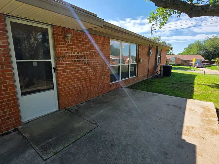 6251 Shadydell Dr — Photo 21