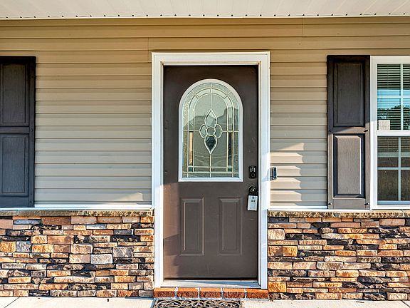 3rd image of 307 Rowland Ct