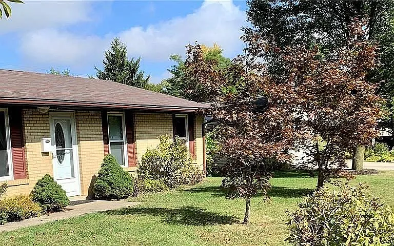 6841 Stonehurst Dr — Photo 2