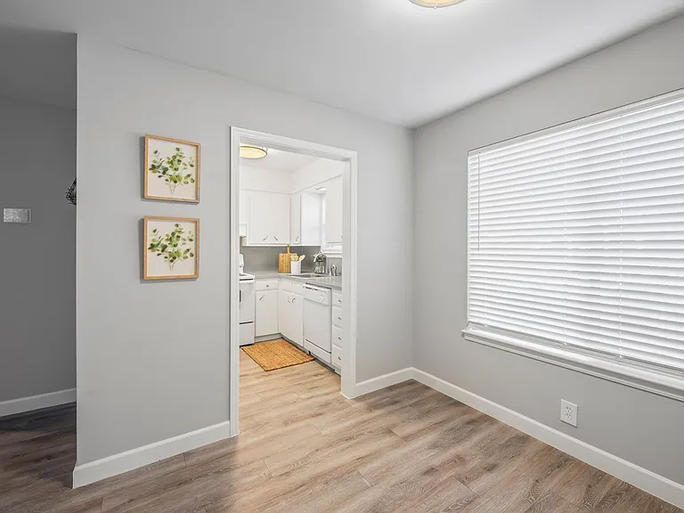 Beautiful Apartments in the heart of Brookside — Photo 17