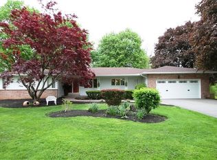 8 Brakenberry Rd, Pittsford, NY 14534