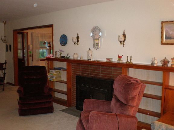 Cozy Liv. Rm. w/ Fireplace