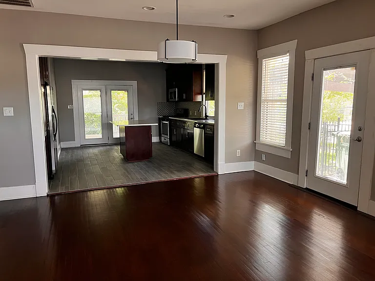 502 E Locust St — Photo 4