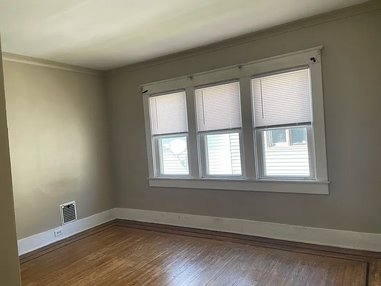 151 Saranac Ave #UPPER FRONT — Photo 6