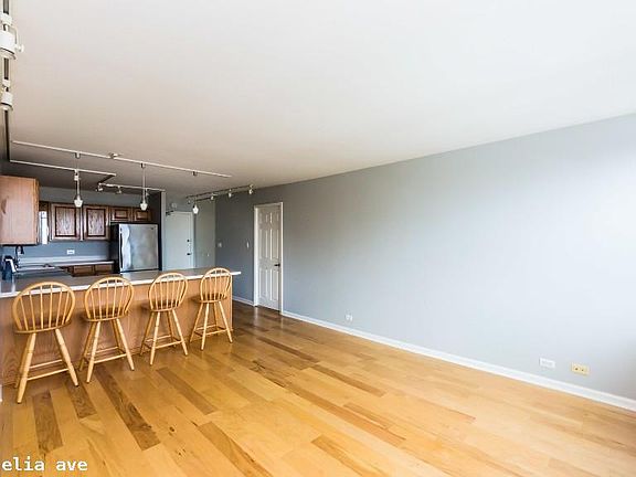 4th image of 555 W Cornelia Ave #1224