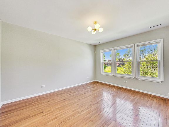 4th image of 3761 S Lake Park Ave
