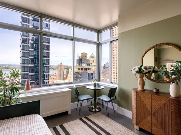 271 West 47th Street image 1 of 17