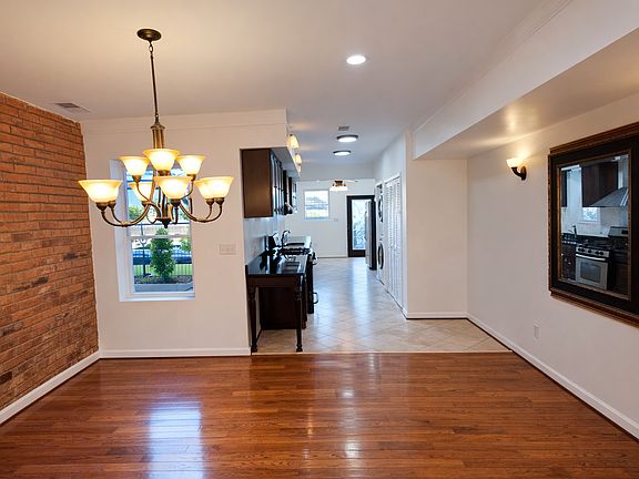 4th image of 1933 4th St NE