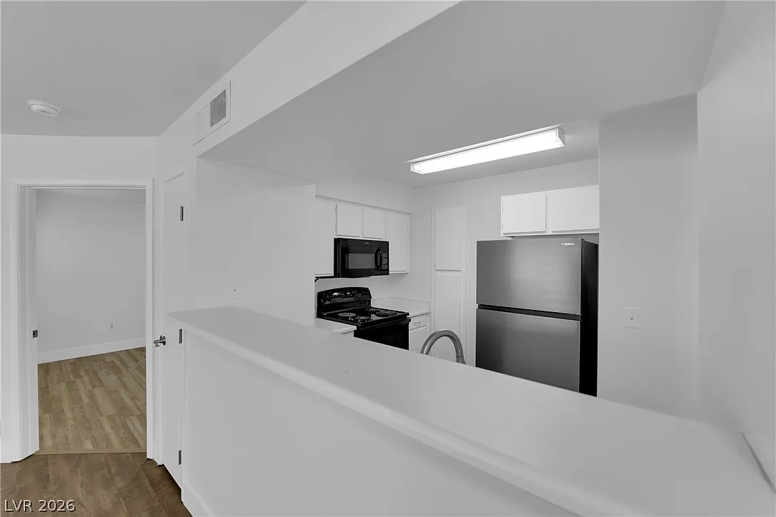 2 bed, 2.0 bath, 911 sqft, $1,600 — Photo 3