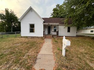 190 North St, Robins, IA 52328