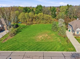 4672 Woodland Hills Dr, Rochester, MI 48306