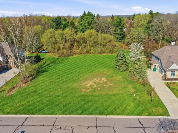 4672 Woodland Hills Dr, Rochester, MI 48306
