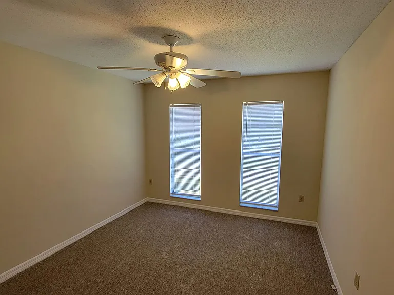 611 W Oak Terrace Dr — Photo 17