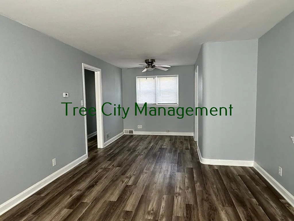 Photo 2 of 22 - 326 W Oakdale Dr #A - Fort Wayne, IN LR DR - 326 W Oakdale Dr #A