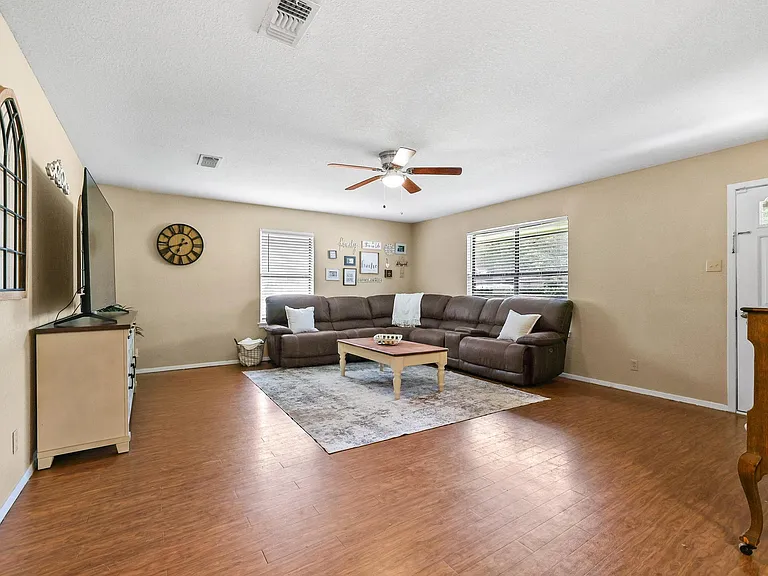 713 Patricia Dr — Photo 3