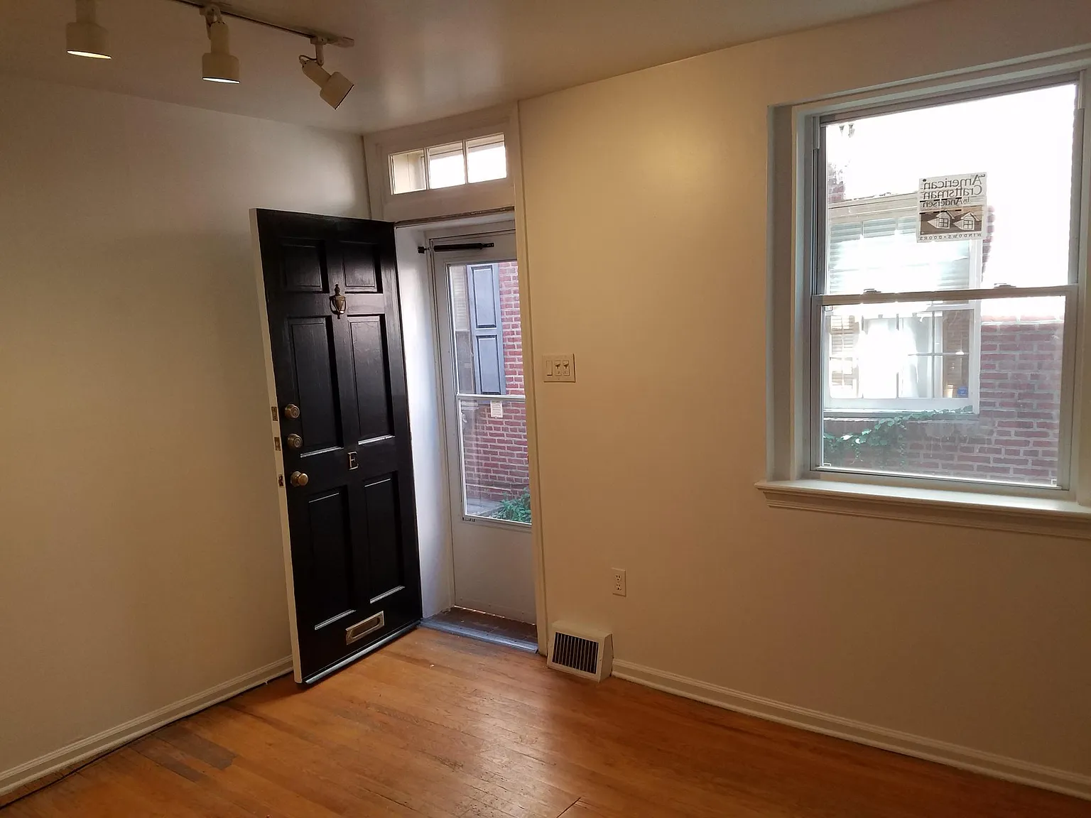2 bed, 585 sqft, $1,700 — Photo 2