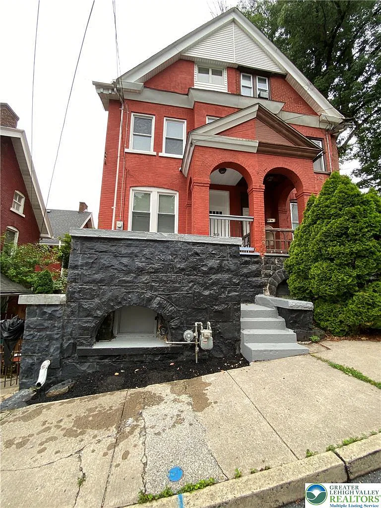 3 bed, 2.5 bath, 1948 sqft, $2,100 — Photo 1
