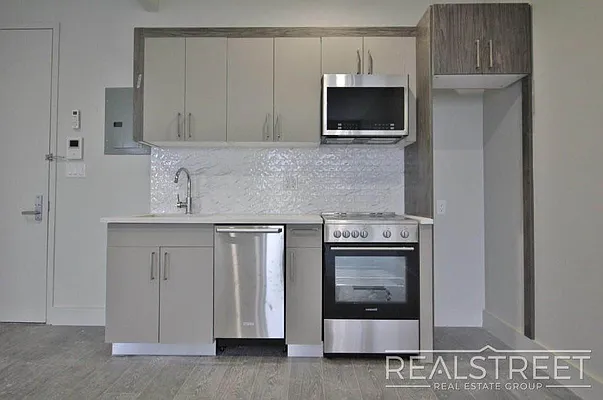 Rented by Real Street Inc | media 8