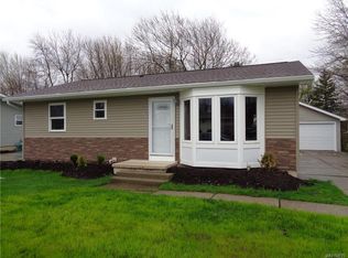 31 Ridgedale Cir, Tonawanda, NY 14150