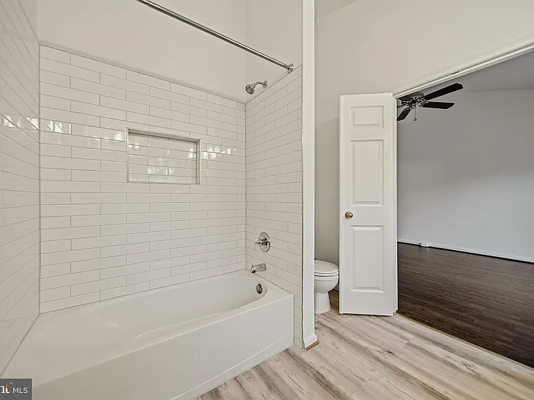 25251 Dunvegan Sq — Photo 17