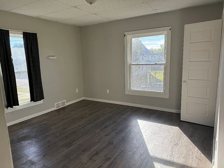 1053 Washington Ave — Photo 4