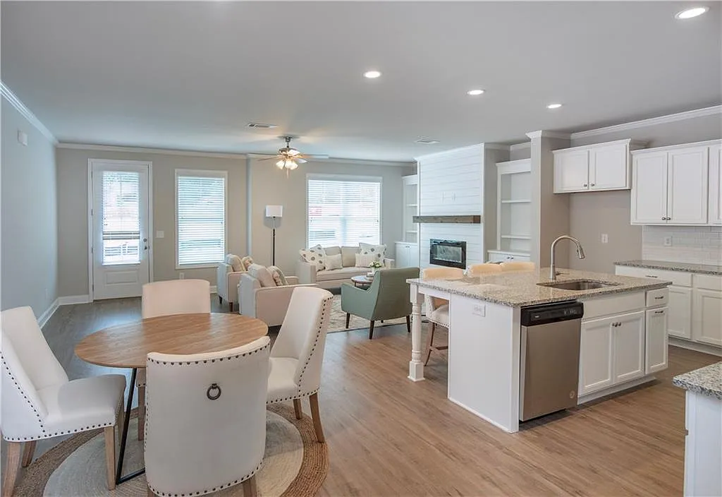 3 bed, 2.5 bath, 2100 sqft, $2,100 — Photo 3
