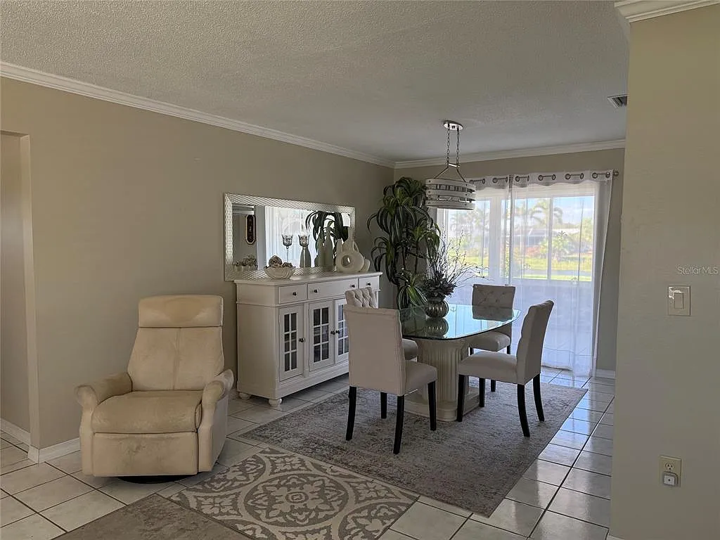 3 bed, 2.0 bath, 1408 sqft, $4,500 — Photo 3