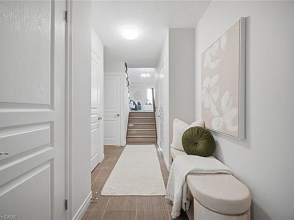 3rd image of 98 Bloom Cres