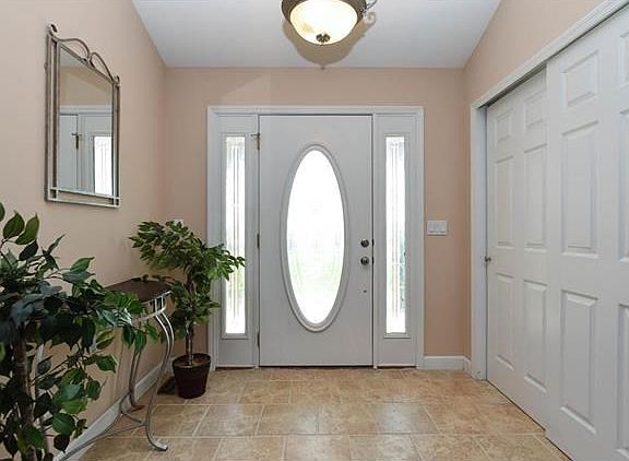 Open and bright foyer