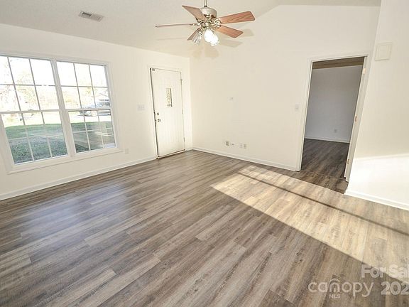 3rd image of 1495 Meadow Ln