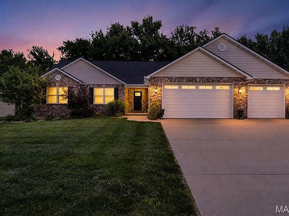 4th image of 2395 Lakeshore Dr