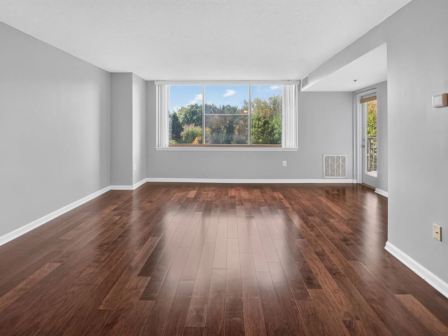 10101 Grosvenor Place #818 - 1 — Photo 2