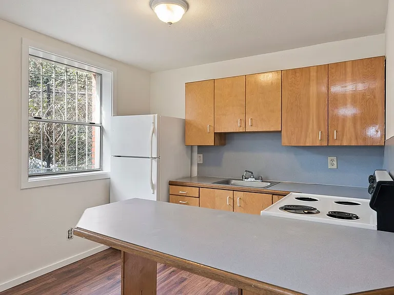 Abbottsford Apartments — Photo 143