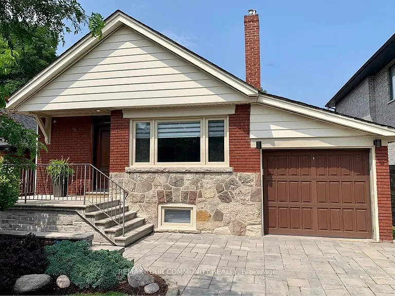 16 Coxwell Blvd #LOWER — Photo 1