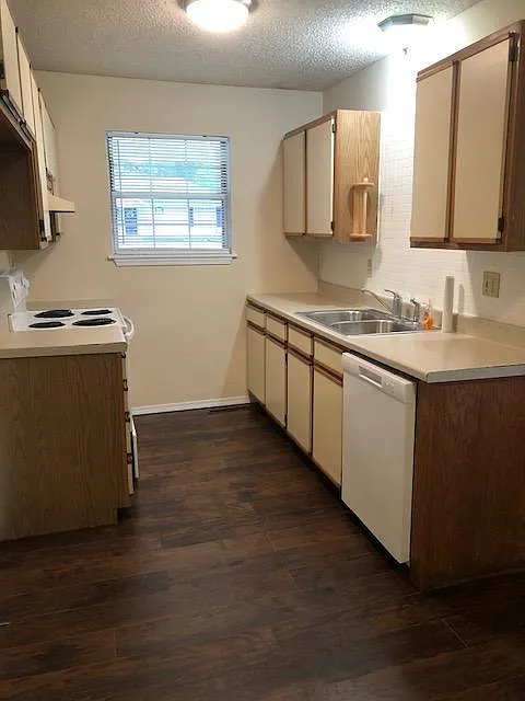5705 S Dayton Ave — Photo 4